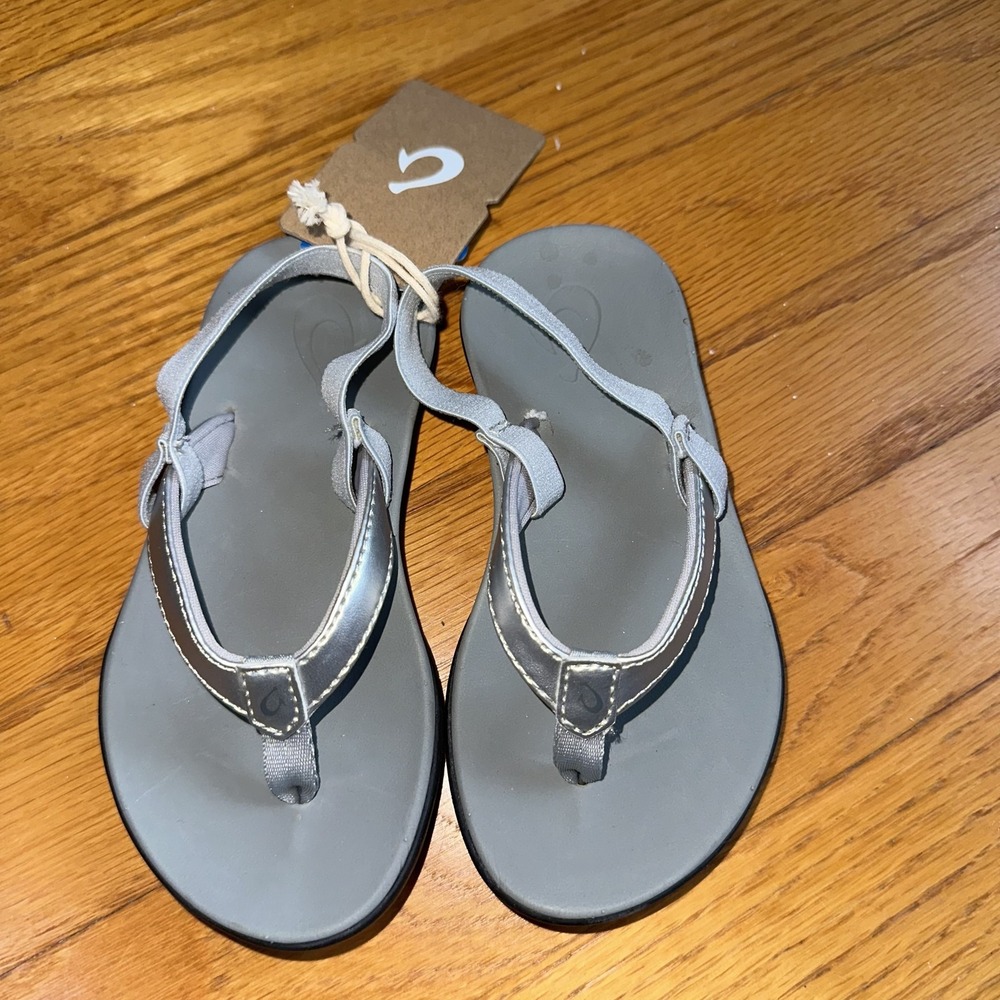 OluKai Ho'opio Girls Shoes Size‎ 9 Silver Star Pale Grey Sandals Kids New Tag